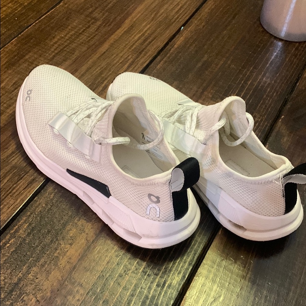 On Running White Sneakers Athletic Low-Top Design